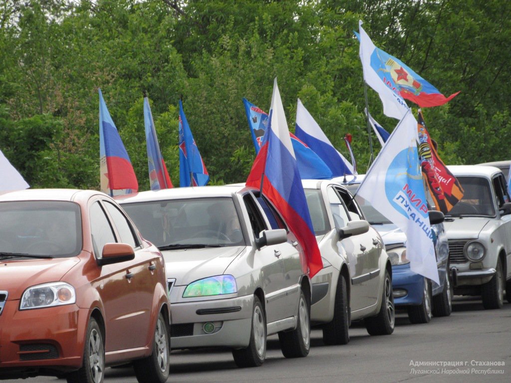 Культура луганской народной республики. Флаг ЛНР. ЛНР флаг на машину. Флаг Луганской области на автомобиле. Флаг Луганска и БМВ.