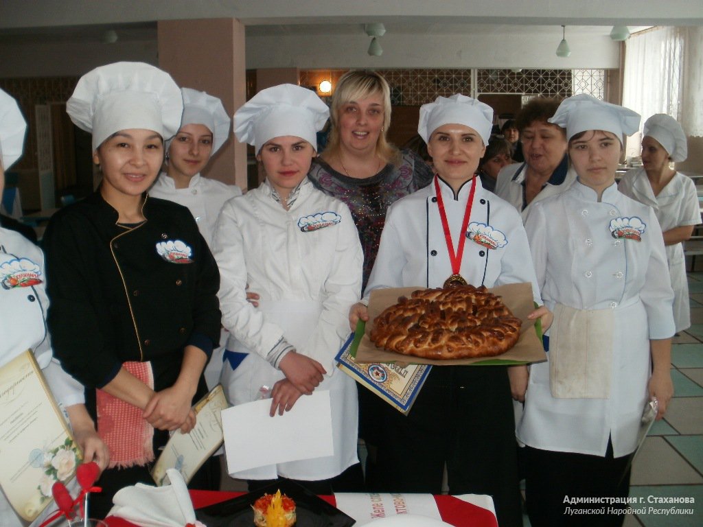 Колледж кулинарного мастерства на руставели. Стахановский политехнический колледж ЛНР. Кулинарный колледж на Руставели. Колледж кулинарного мастерства. Студенты кулинарного колледжа.