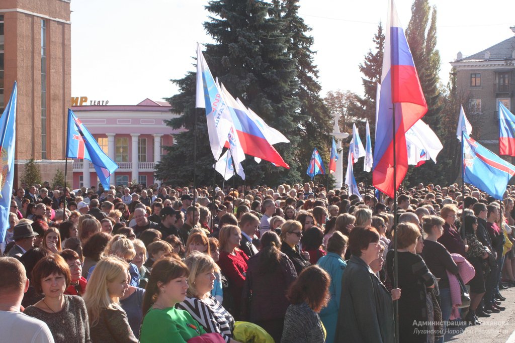 Погода в стаханове на 3 дня. Митинг в Стаханове. Стаханов 2014. Стаханов ЛНР. Администрация Луганской области.