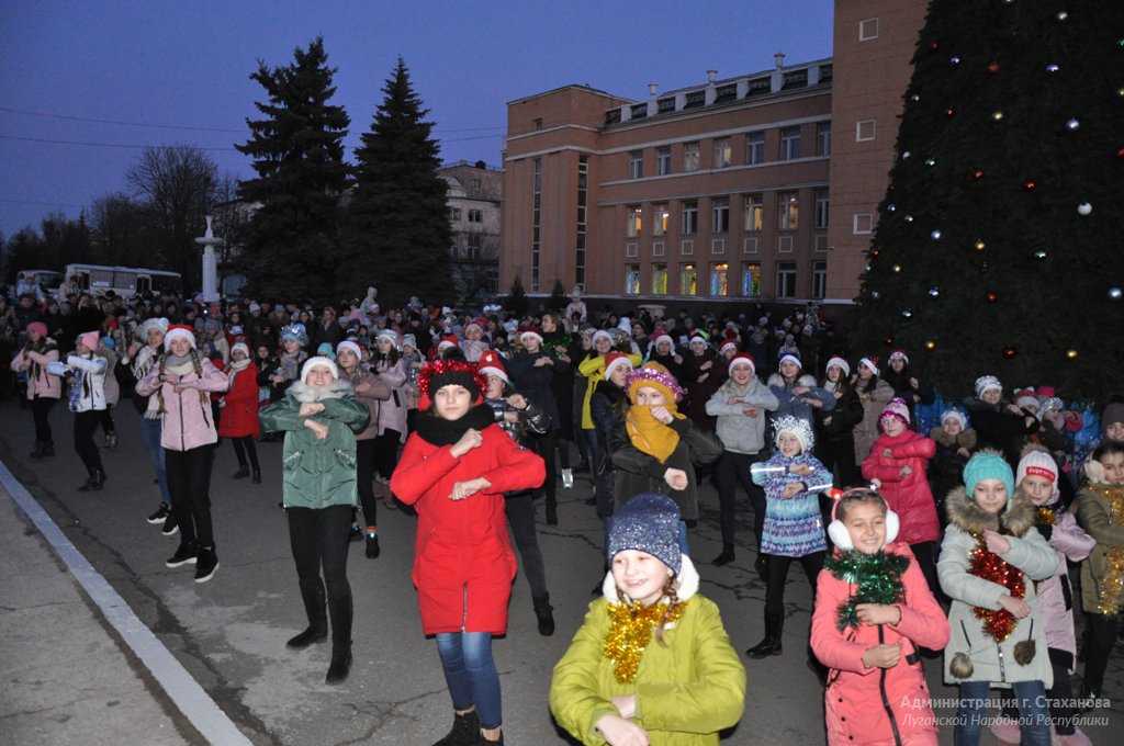 Погода в стаханове на 3 дня. Ёлка Стаханов. Городская елка в Стаханове. Стаханов 2018 город. Новокубанск открытие елки.