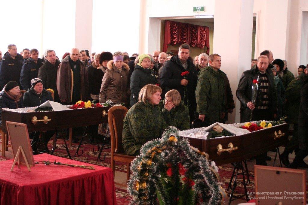 Луганская область последние новости. Похороны солдат погибших в Чечне. В Луганске простились с погибшими военными.