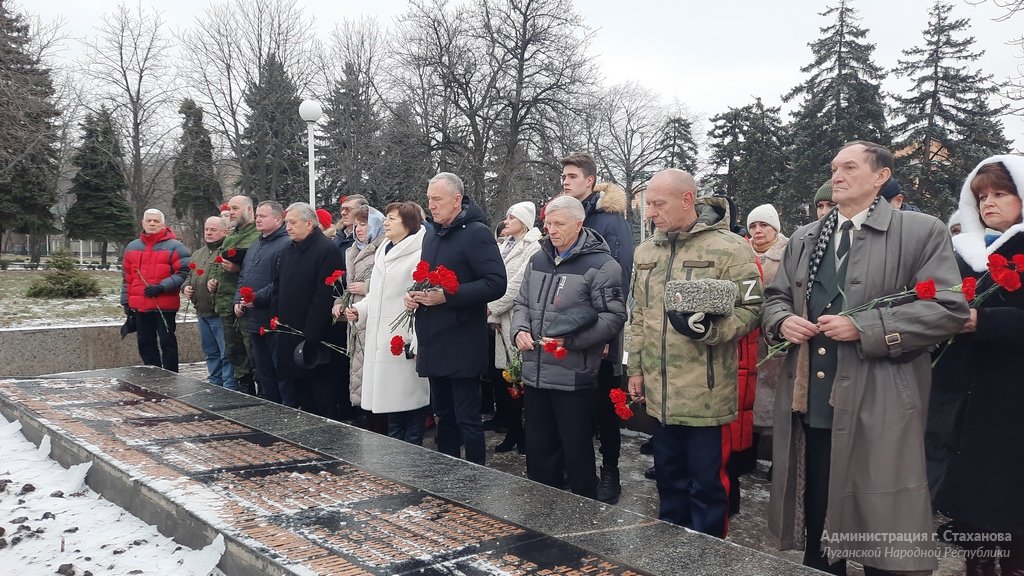 Погода в стаханове на 3 дня. Памятник павшим "ЛНР". Мемориал Пантеон защитников Отечества. Память ветеранам Великой Отечественной войны. День памяти.