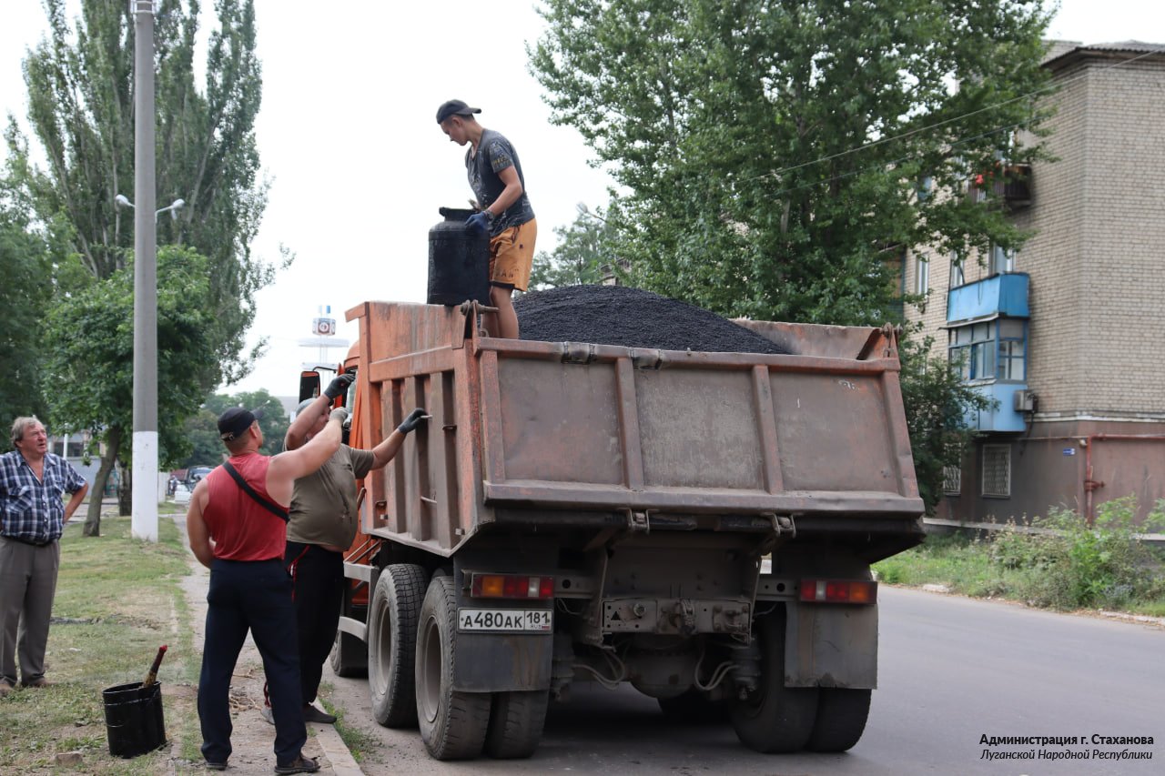 В городе продолжается ремонт тротуаров - Сергей Жевлаков » Стаханов  официальный сайт Администрации