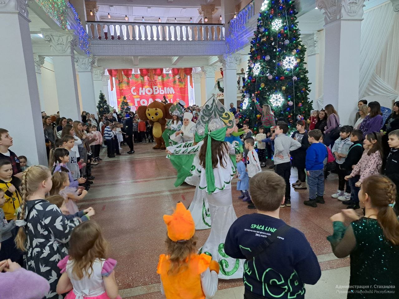 В ГДК им. Горького города Стаханова завершились новогодние театрализованные  представления | 07.01.2024 | Стаханов - БезФормата