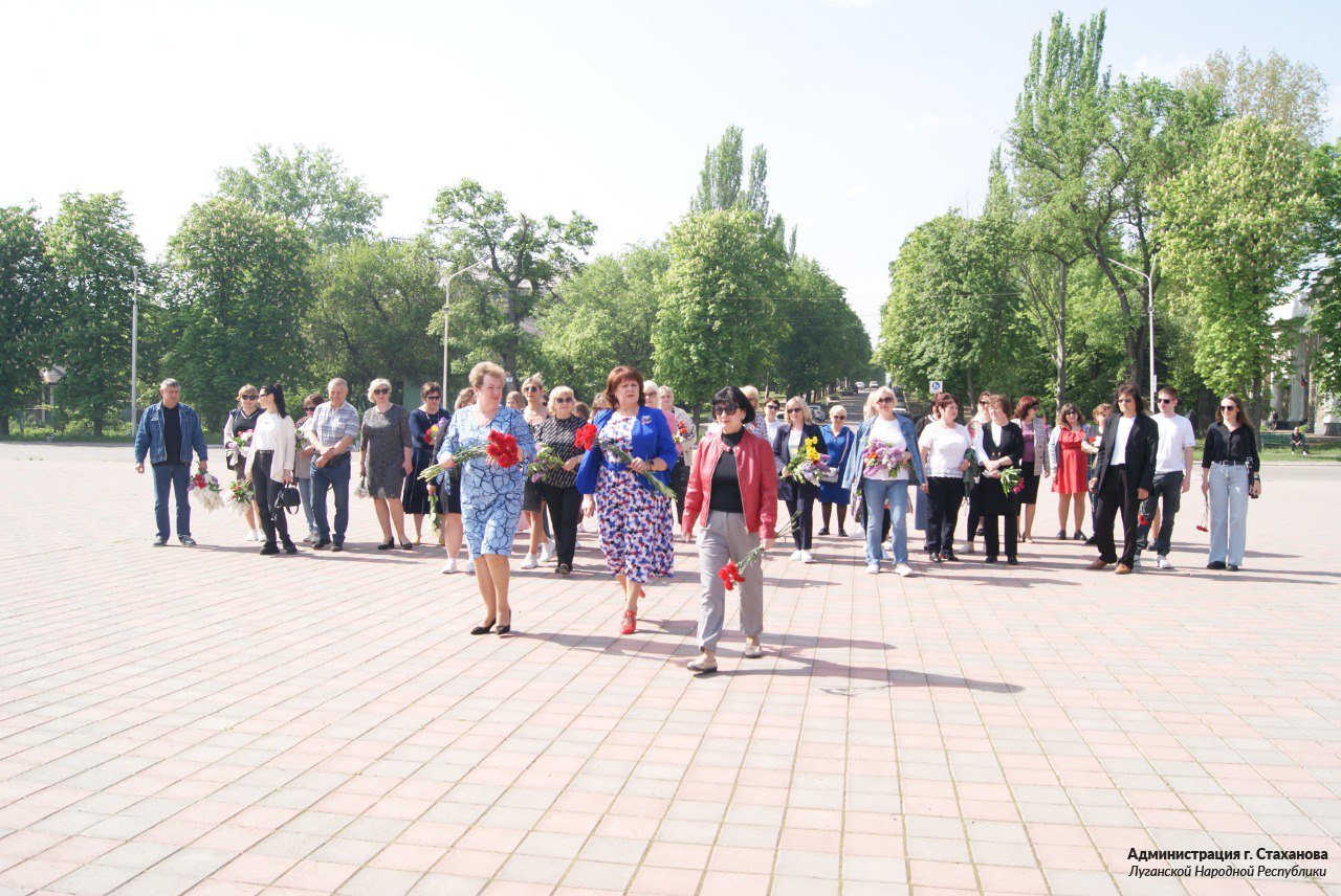 В Стаханове в честь Первомая возложили цветы к памятнику А. Стаханову »  Стаханов официальный сайт Администрации