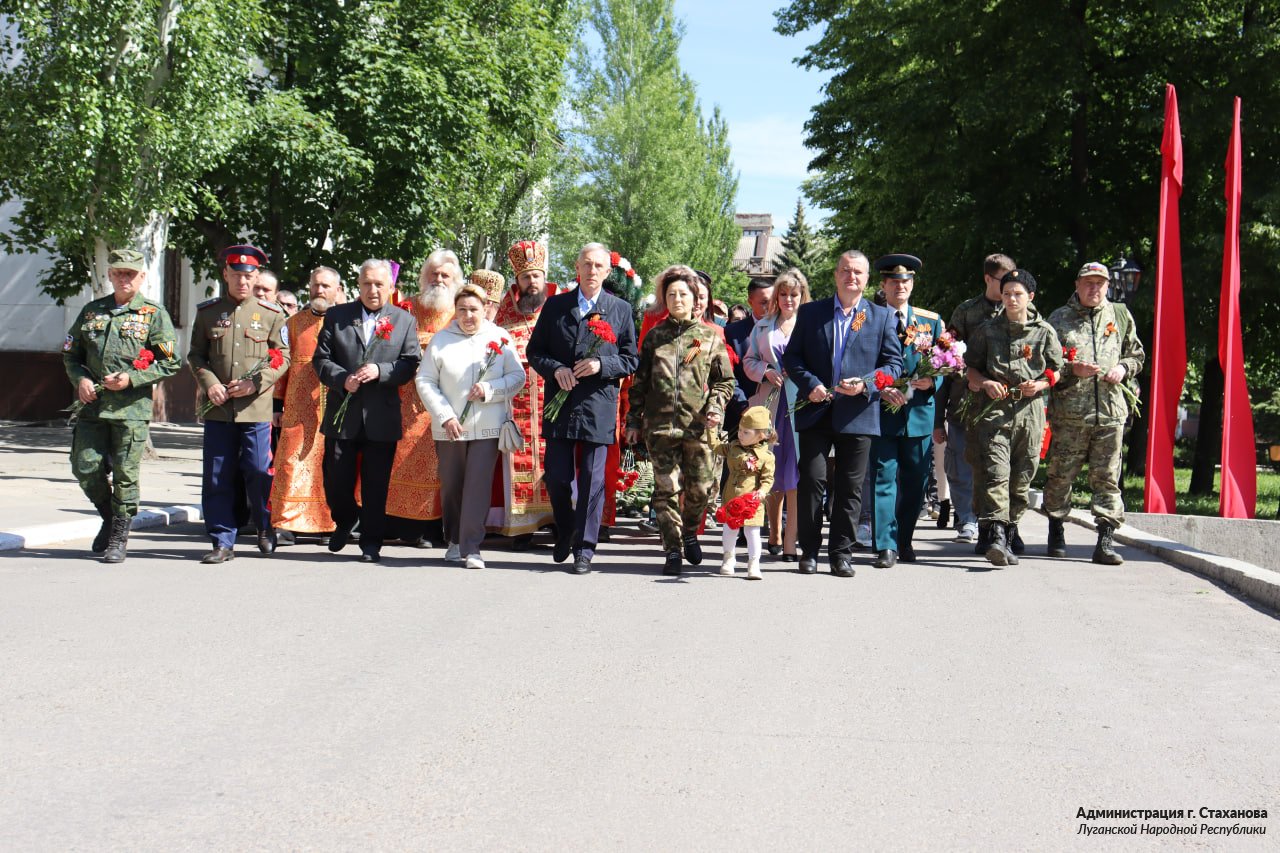 В Стаханове ко Дню Победы возложили цветы к братской могиле партизан и  подпольщиков » Стаханов официальный сайт Администрации