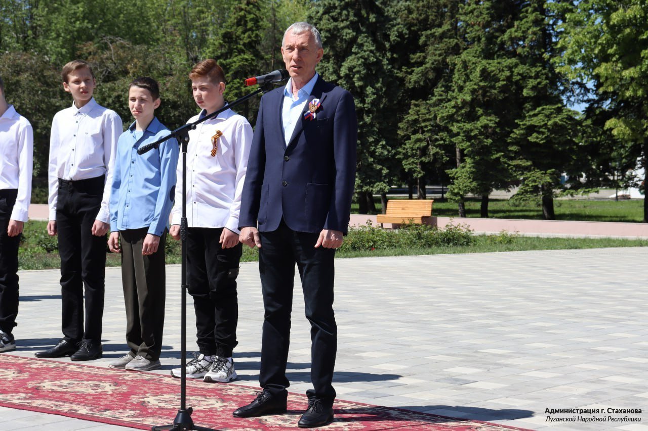 В Стаханове на центральной площади состоялось торжественное поднятие флага  Луганской Народной Республики » Стаханов официальный сайт Администрации