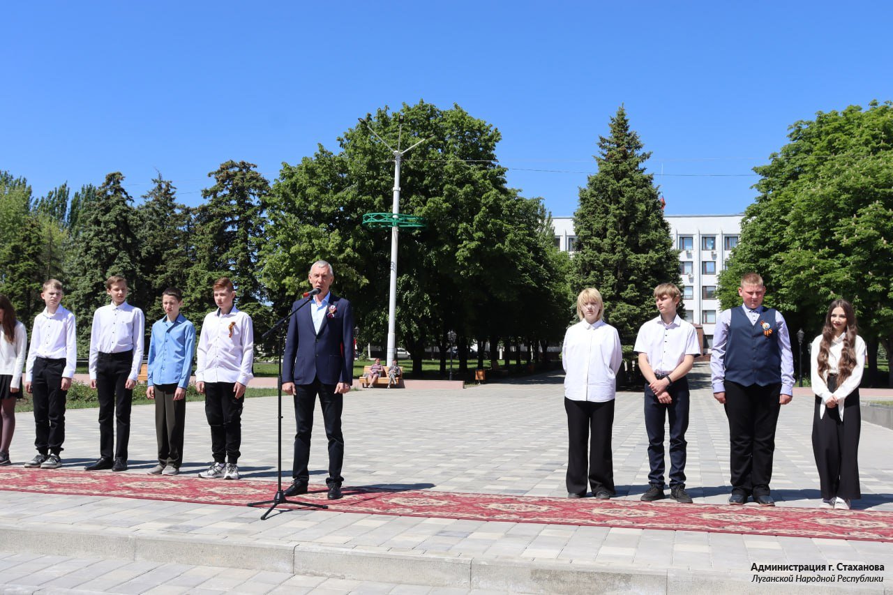 В Стаханове на центральной площади состоялось торжественное поднятие флага  Луганской Народной Республики » Стаханов официальный сайт Администрации