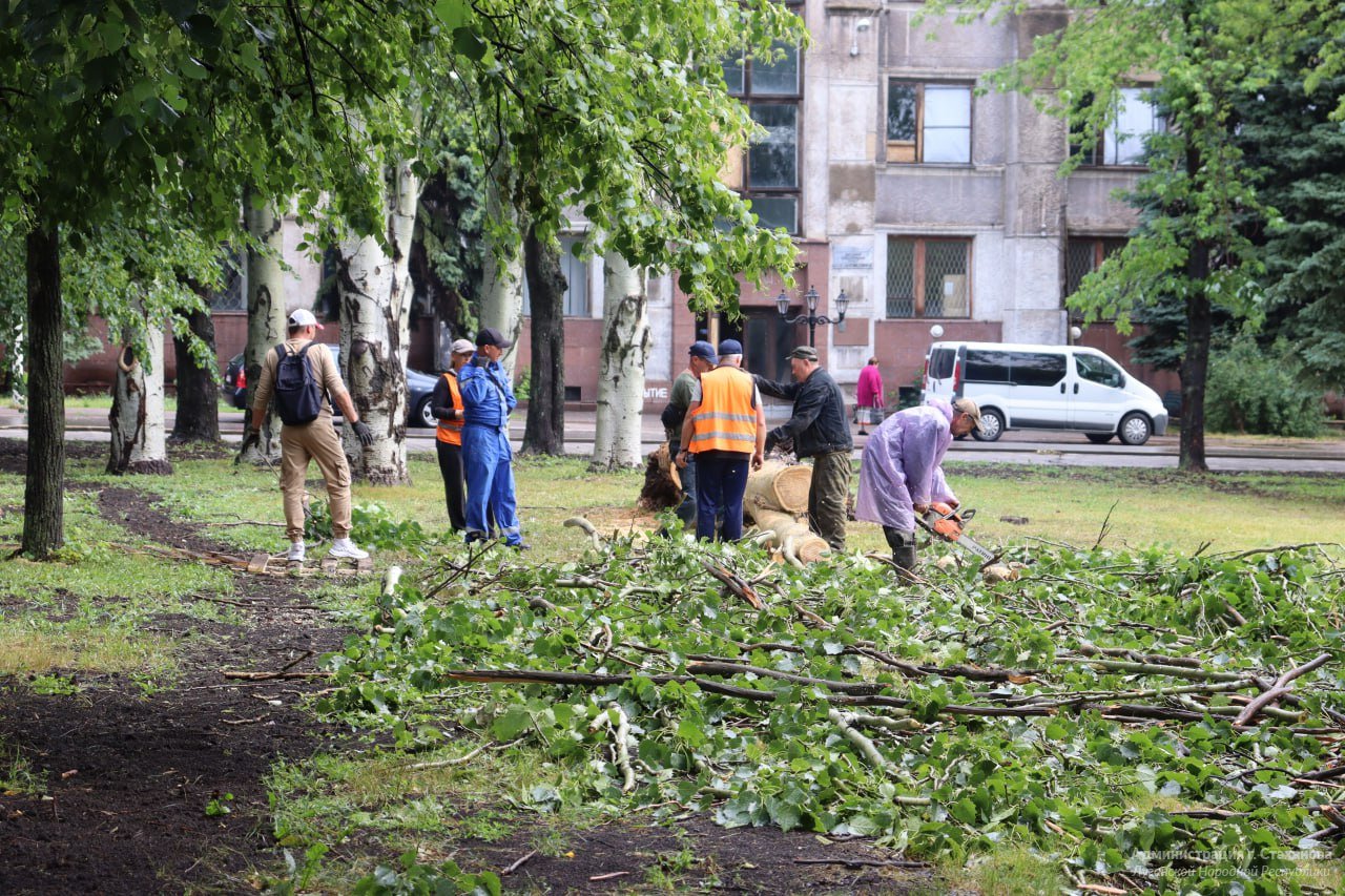 Городские службы ликвидируют последствия ураганного ветра | 31.05.2024 |  Стаханов - БезФормата