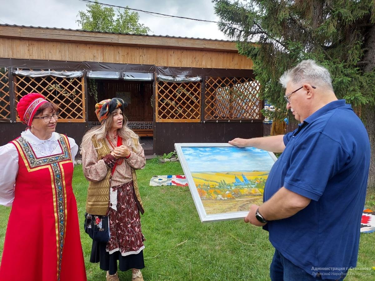 Картину из Стаханова передали в дар омичам | 09.07.2024 | Стаханов -  БезФормата